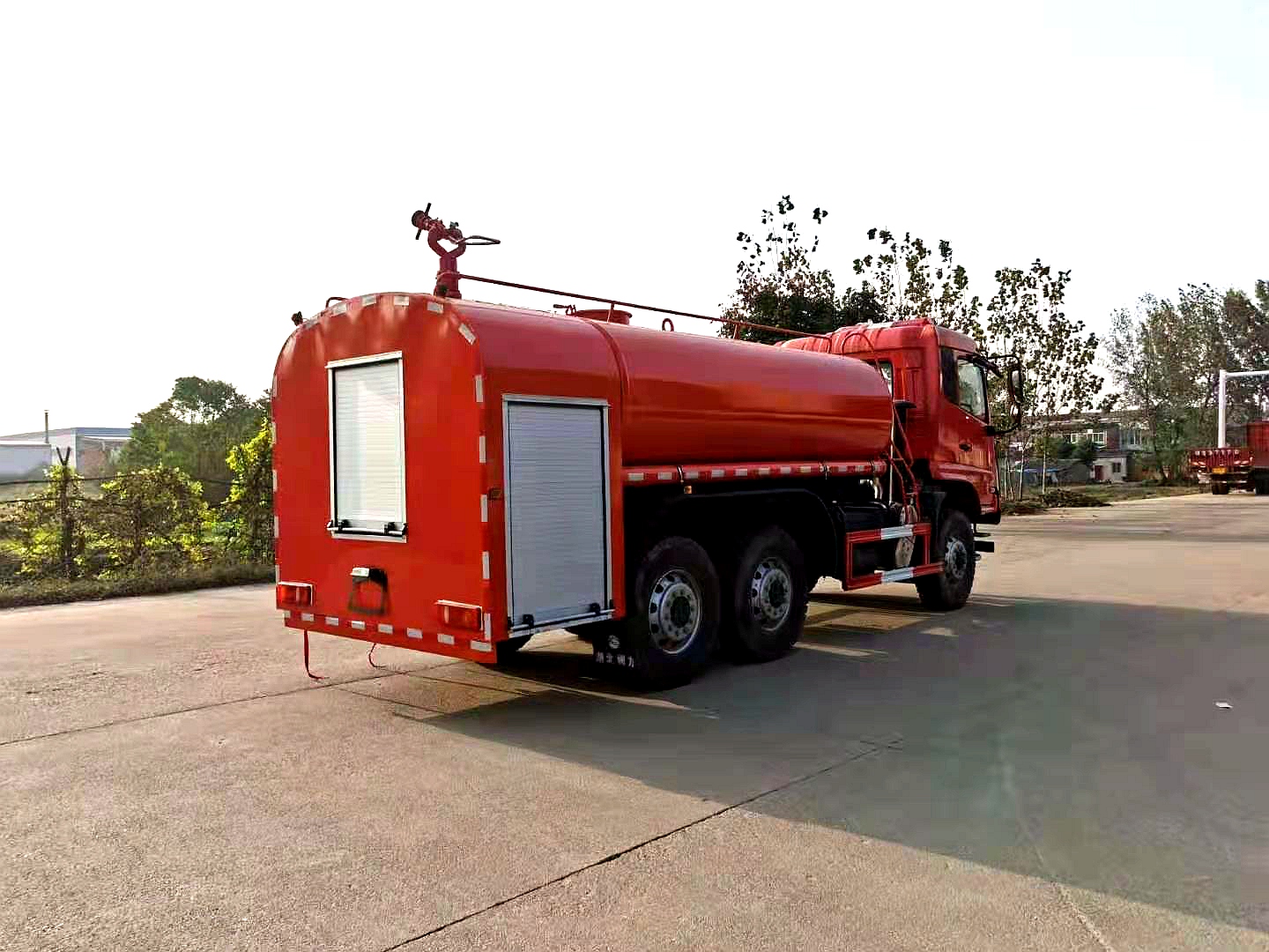 东风六驱8吨森林消防车